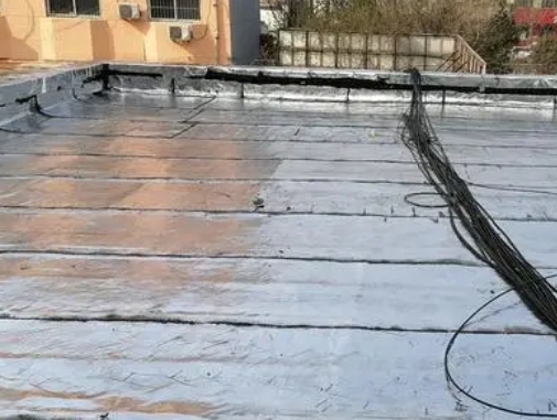静海卫生间漏水维修公司分享下静海屋面楼顶防水刚性防水层施工要点。